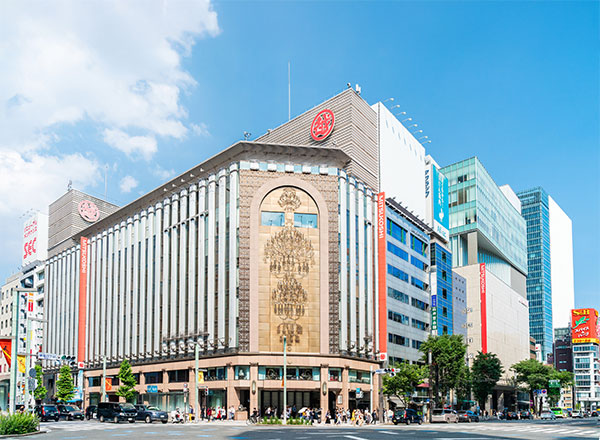 駅近で綺麗な店舗です